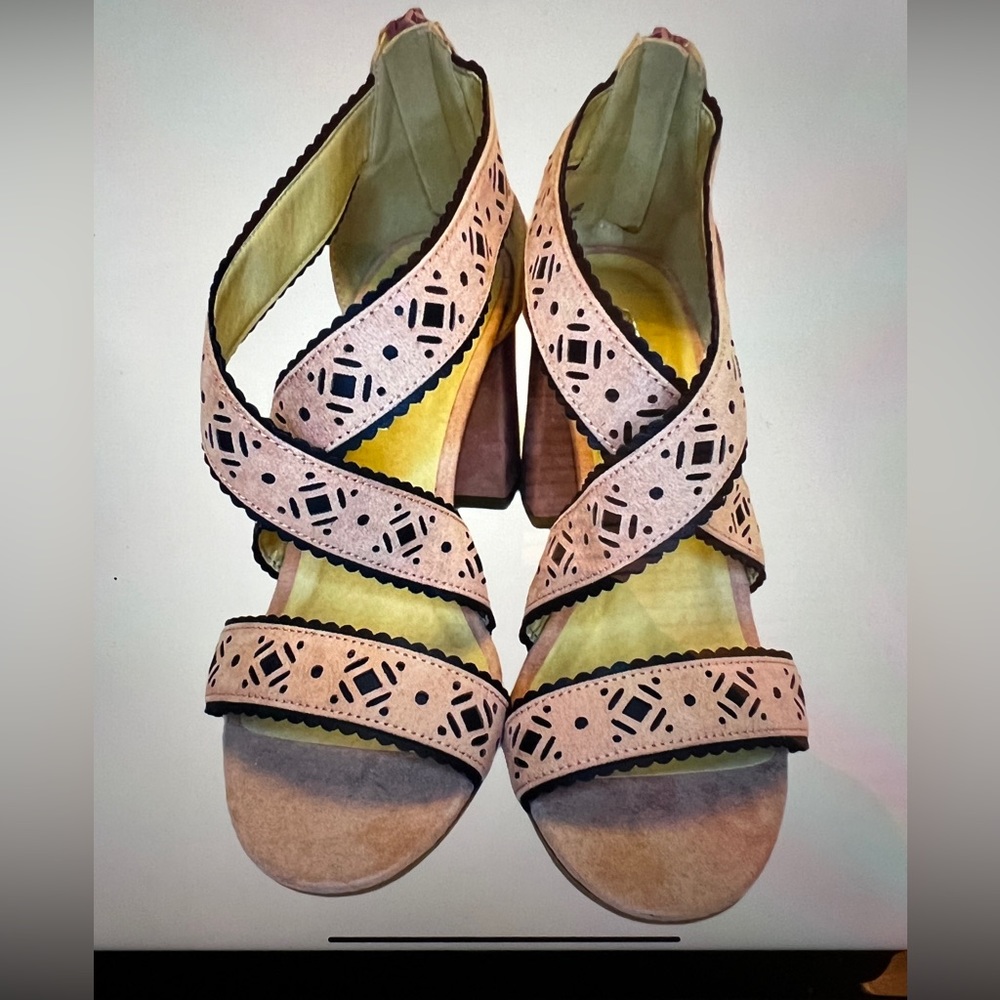 CL by Laundry Pink Suede Eyelet Trim Block Heels Shoes Sandals Sz 9.5